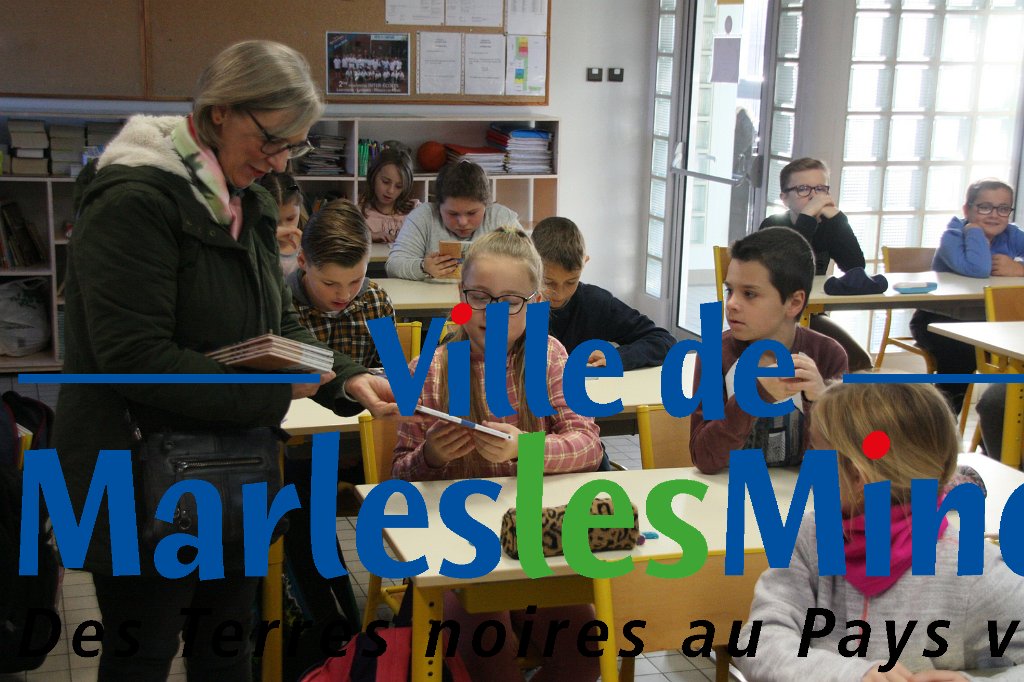 Distibution au CM2 d'un ouvrage 14-18  (2018) - 002
