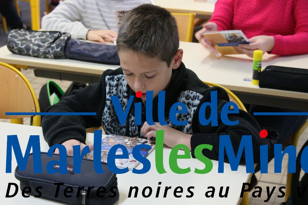 Distibution au CM2 d'un ouvrage 14-18  (2018) - 006