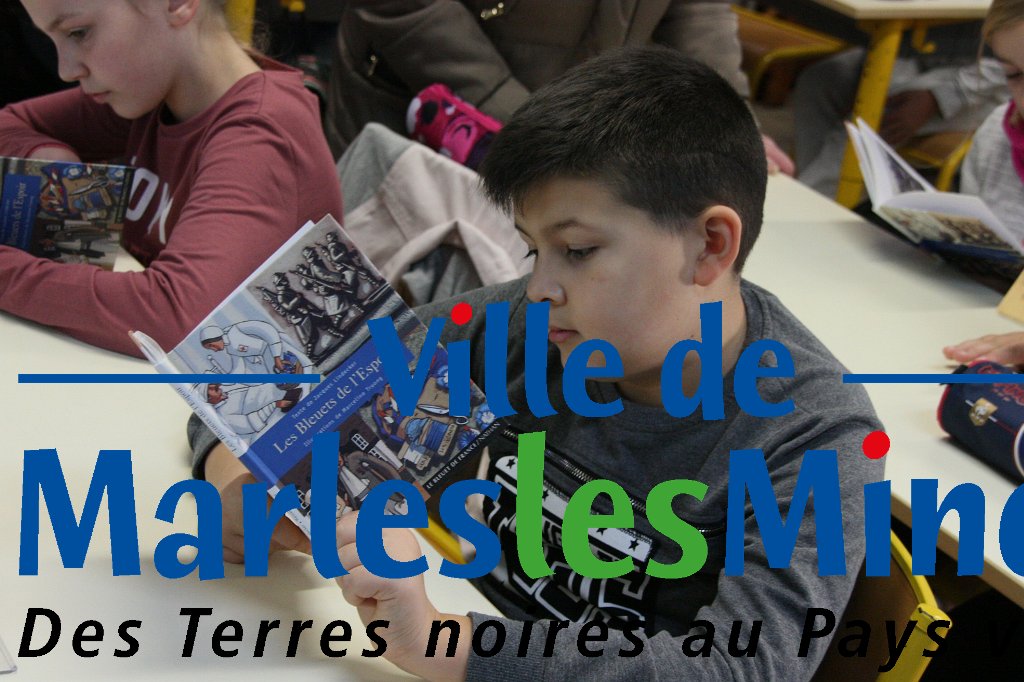 Distibution au CM2 d'un ouvrage 14-18  (2018) - 008