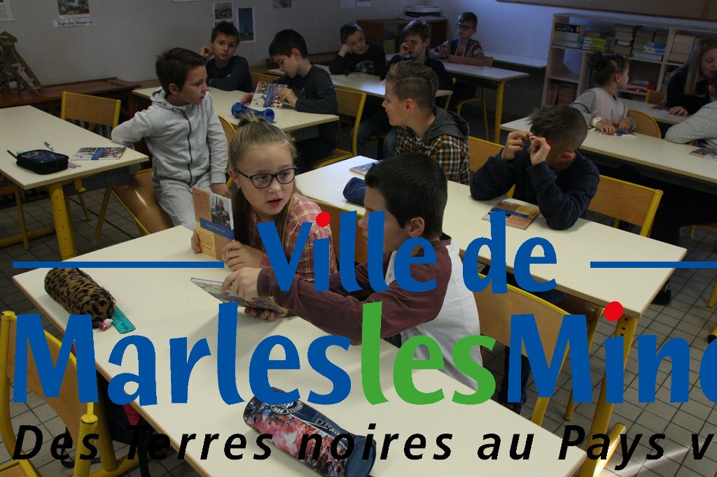 Distibution au CM2 d'un ouvrage 14-18  (2018) - 009