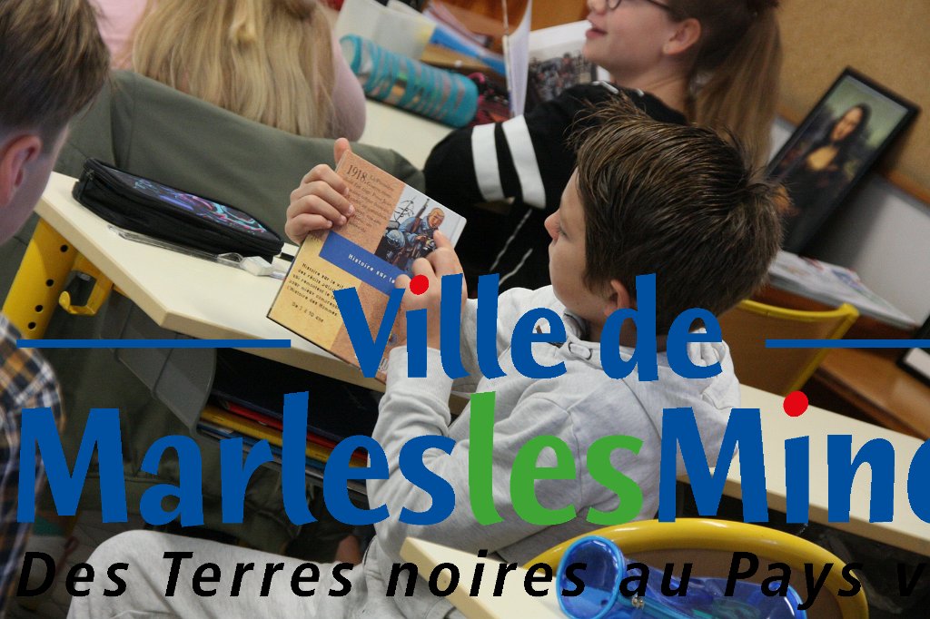 Distibution au CM2 d'un ouvrage 14-18  (2018) - 010