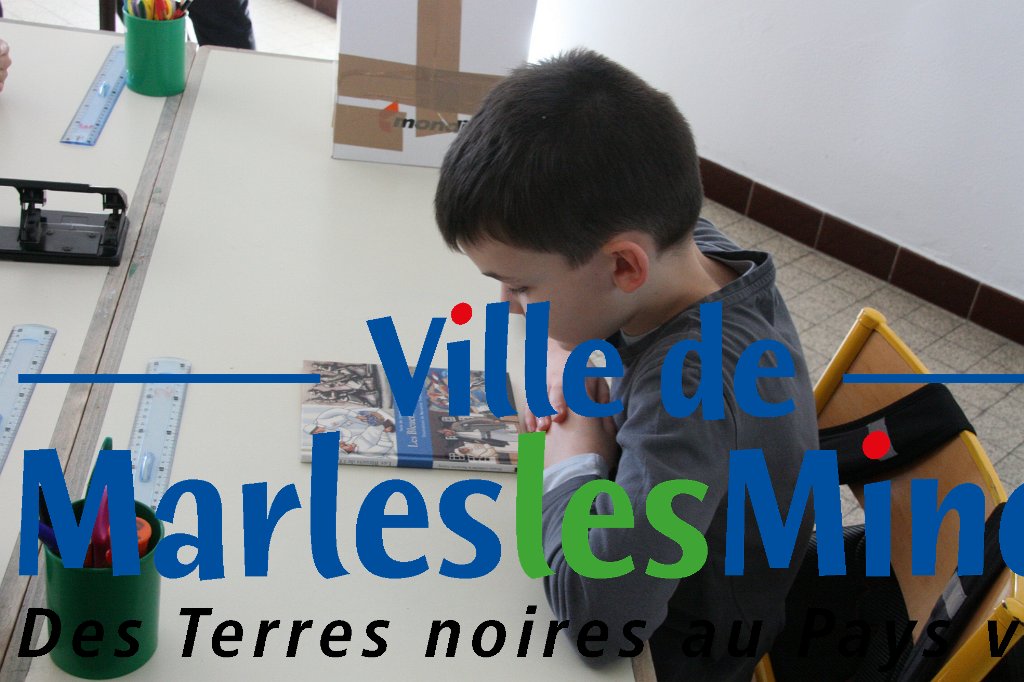 Distibution au CM2 d'un ouvrage 14-18  (2018) - 030