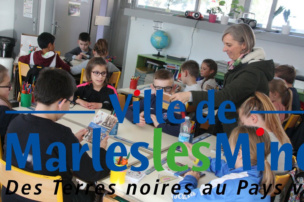 Distibution au CM2 d'un ouvrage 14-18  (2018) - 031