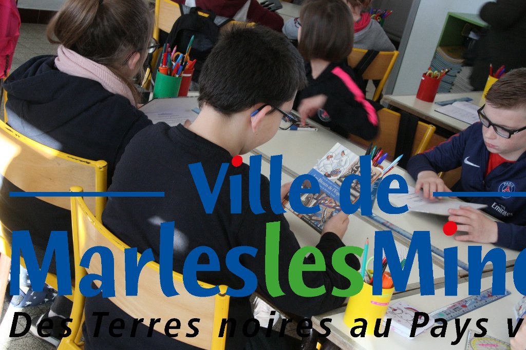 Distibution au CM2 d'un ouvrage 14-18  (2018) - 032