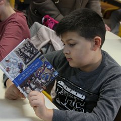 Distibution au CM2 d'un ouvrage 14-18  (2018) - 008