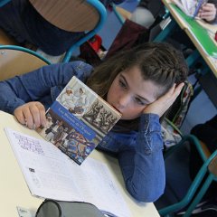 Distibution au CM2 d'un ouvrage 14-18  (2018) - 026