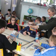 Distibution au CM2 d'un ouvrage 14-18  (2018) - 031
