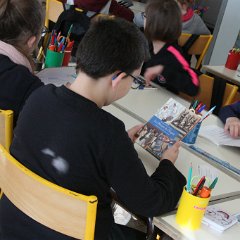 Distibution au CM2 d'un ouvrage 14-18  (2018) - 032