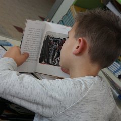 Distibution au CM2 d'un ouvrage 14-18  (2018) - 035