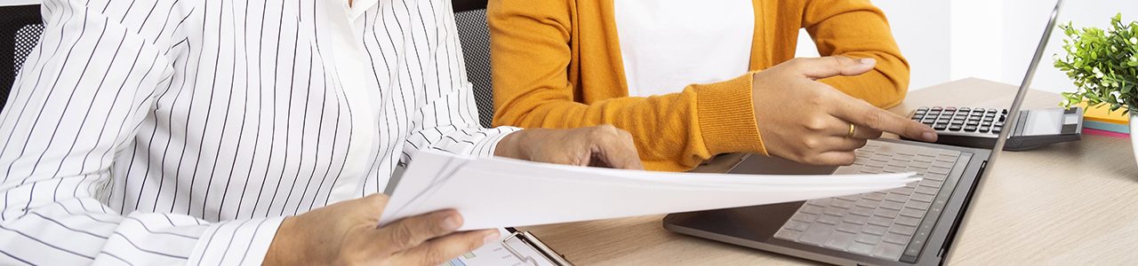 women-working-together-innovative-project